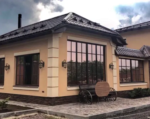 IVAPER 70: загородный дом с окнами ivaper 70 в цвете «тёмный дуб»